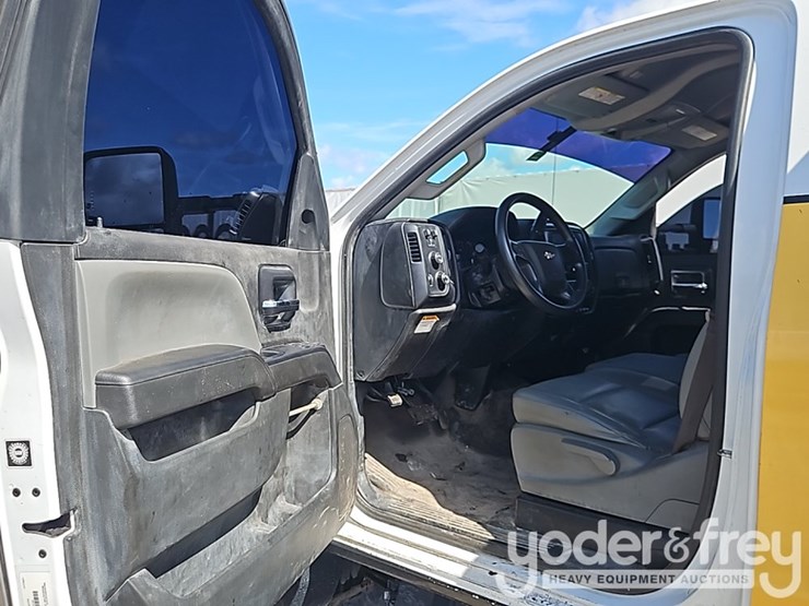 2021-chevrolet-silverado-5500hd-image-42