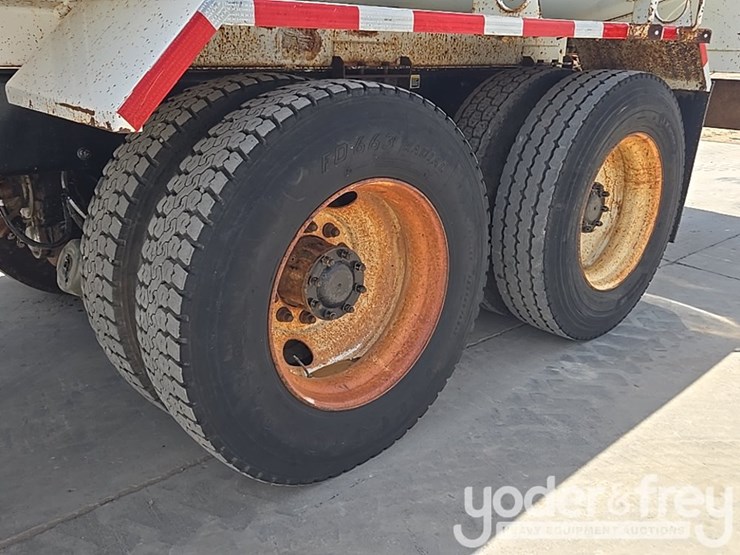 2014-peterbilt-348-image-11
