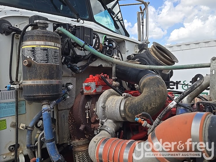 2014-peterbilt-348-image-49