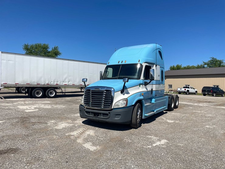 #111-•-2013-freightliner-semi-tractor-(has-wi-title)-(denmark,-wi)-image-1