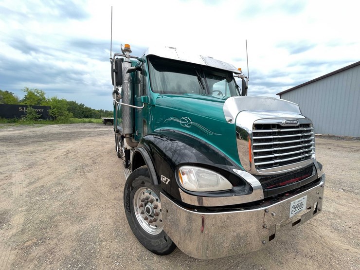 #142-•-2005-freightliner-dump-truck-(title-in-delay)-(denmark,-wi)-image-44