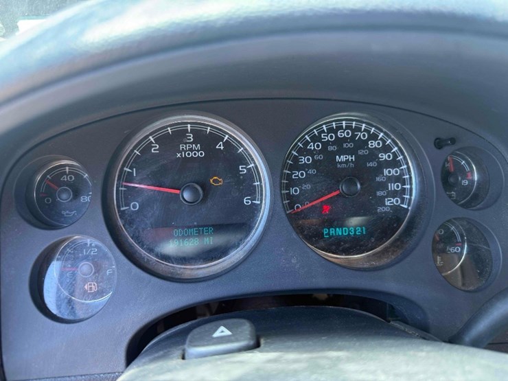 2007-chevrolet-suburban-image-10