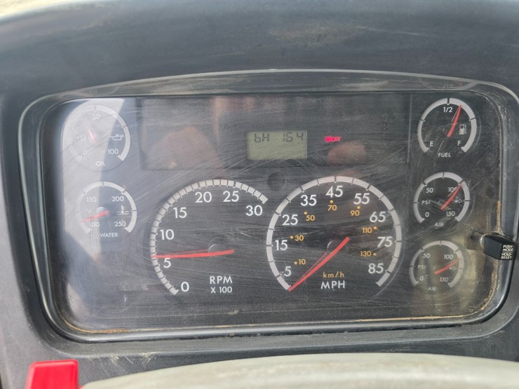 2006-freightliner-m2-106-image-55