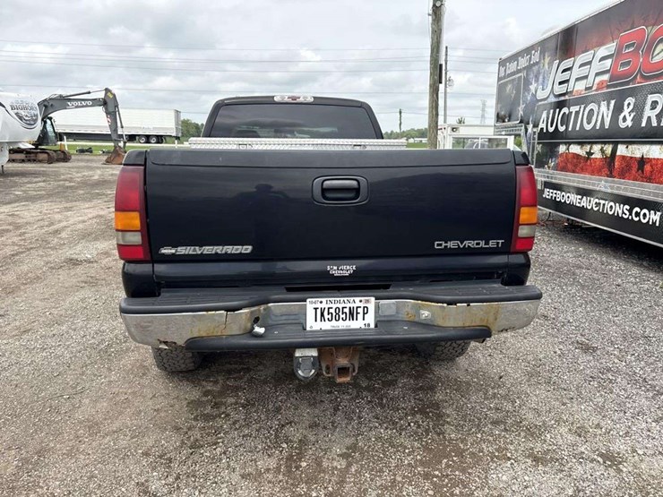 2001-chevrolet-silverado-2500hd-image-3