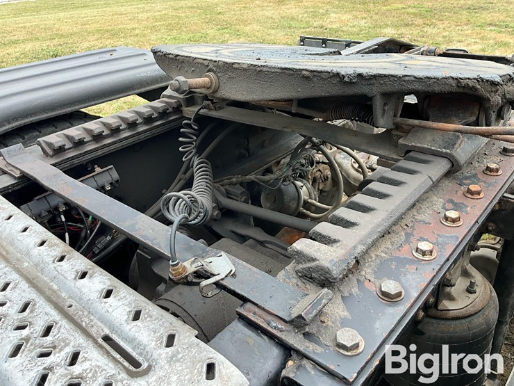 2015-mack-granite-gu713-image-19