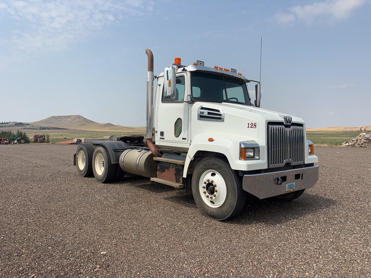 2015-western-star-w4700-semi-image-3
