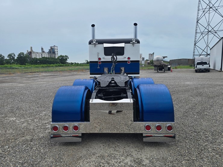 2000-peterbilt-379-image-14