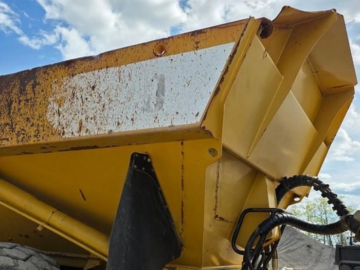 2011-caterpillar-740-image-36