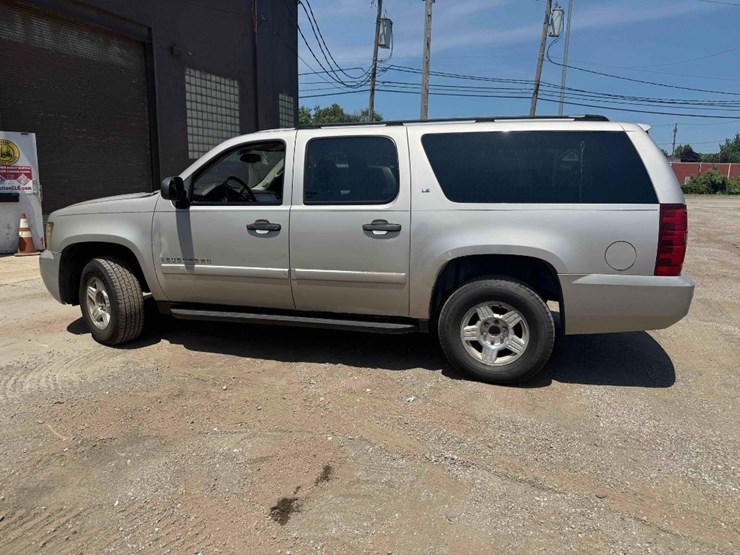 2007-chevrolet-suburban-image-9