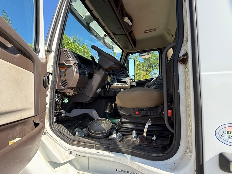 #125-•-2013-volvo-vnl64t-day-cab-(has-wi-title)-(new-berlin,-wi)-image-26