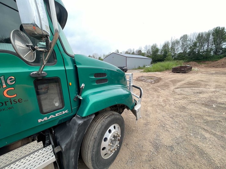 #114-•-2011-mack-semi-tractor-(has-wi-title)-(denmark,-wi)-image-55