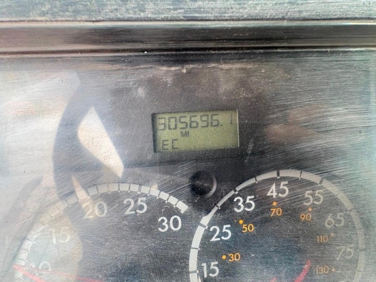 2002-freightliner-fl80-image-9