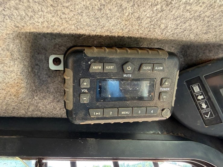 2021-deere-317g-image-25