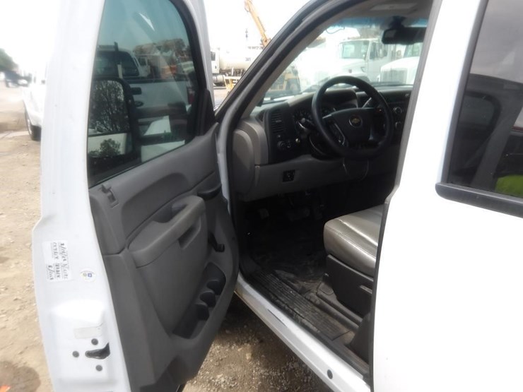 2013-chevrolet-silverado-2500-image-18