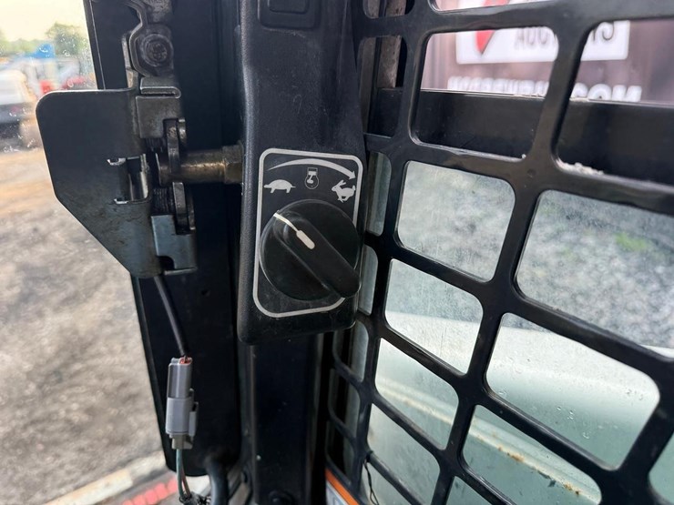 2017-bobcat-s590-image-21