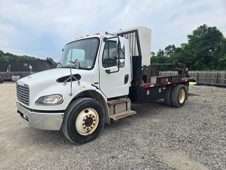 2006-freightliner-m2-106-image-3