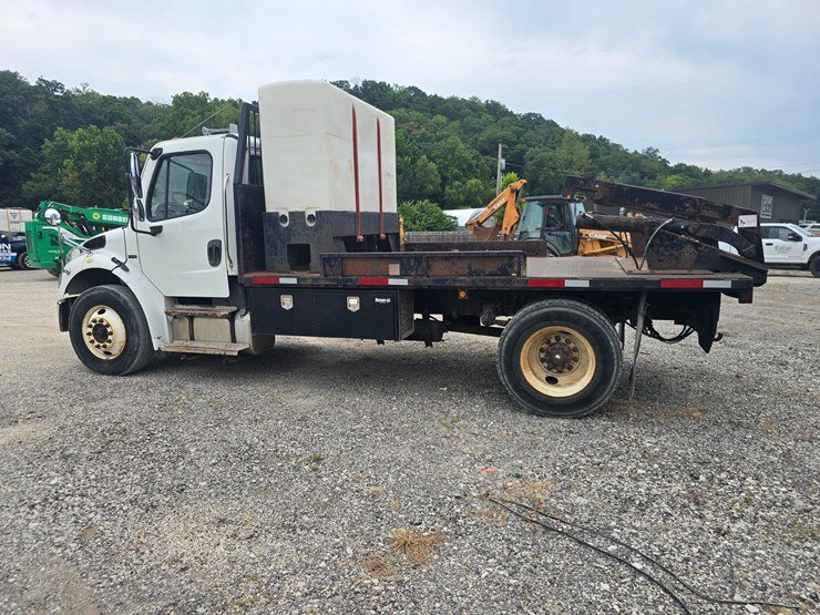 2006-freightliner-m2-106-image-7