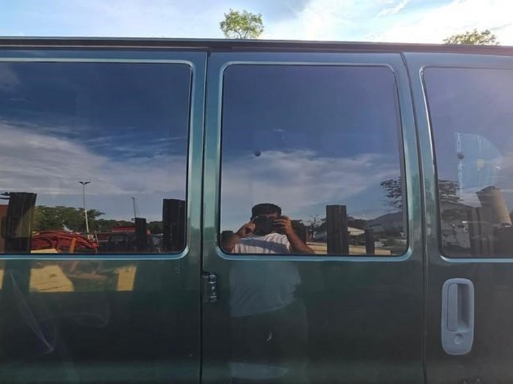 2001-chevrolet-express-3500-image-25