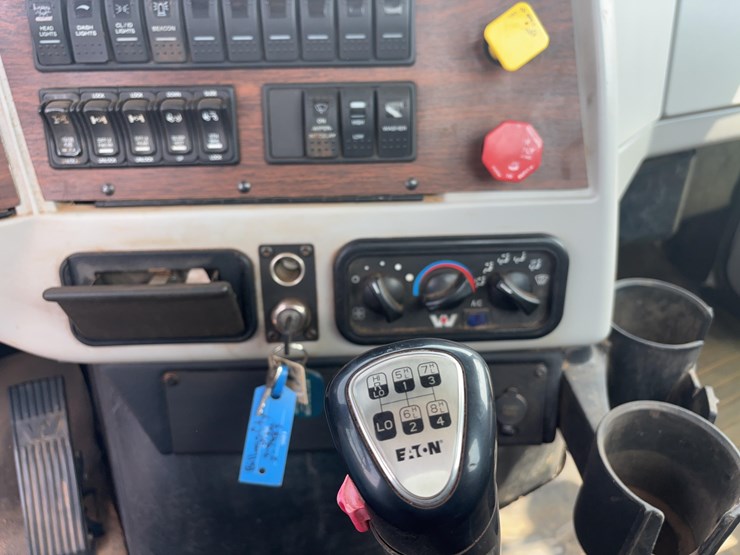 2015-western-star-w4700-semi-image-27