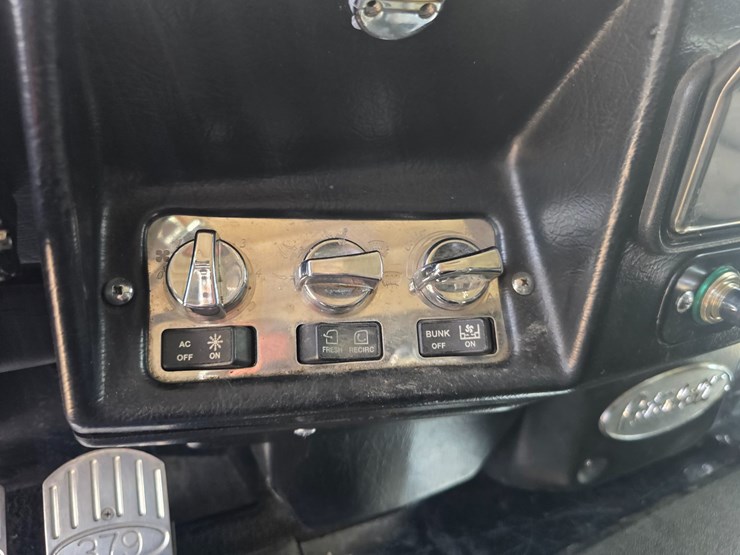 2000-peterbilt-379-image-86