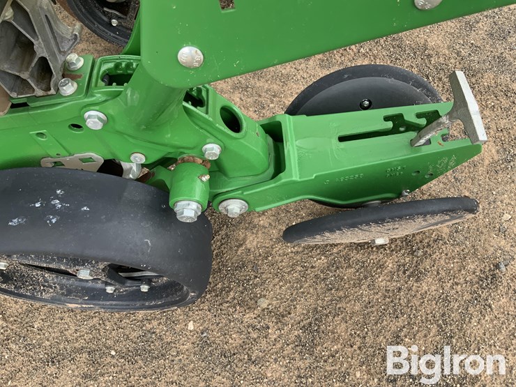 2020-john-deere-1725-image-13