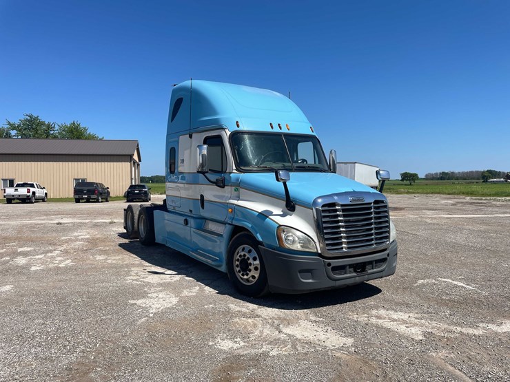 #111-•-2013-freightliner-semi-tractor-(has-wi-title)-(denmark,-wi)-image-3