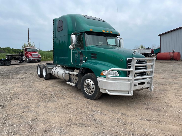 #114-•-2011-mack-semi-tractor-(has-wi-title)-(denmark,-wi)-image-3