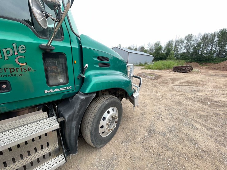#114-•-2011-mack-semi-tractor-(has-wi-title)-(denmark,-wi)-image-54