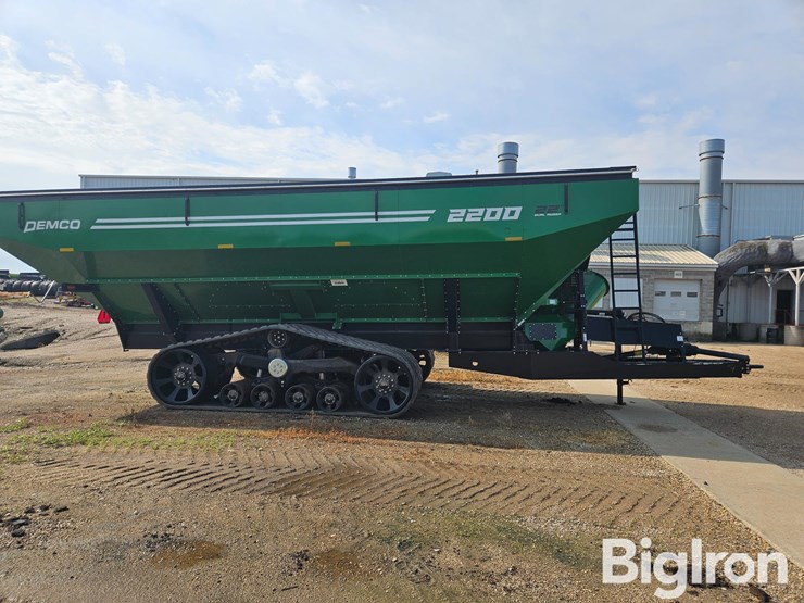 2023-demco-2200-grain-cart-image-4