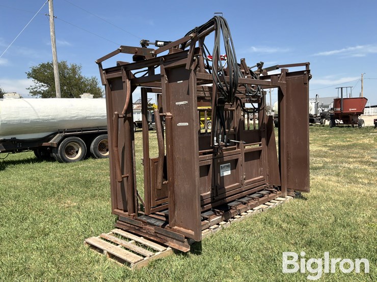 blattner-hydraulic-livestock-squeeze-chute-image-1