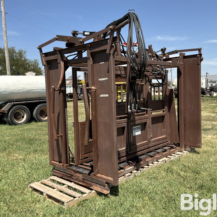 Blattner Hydraulic Livestock Squeeze Chute