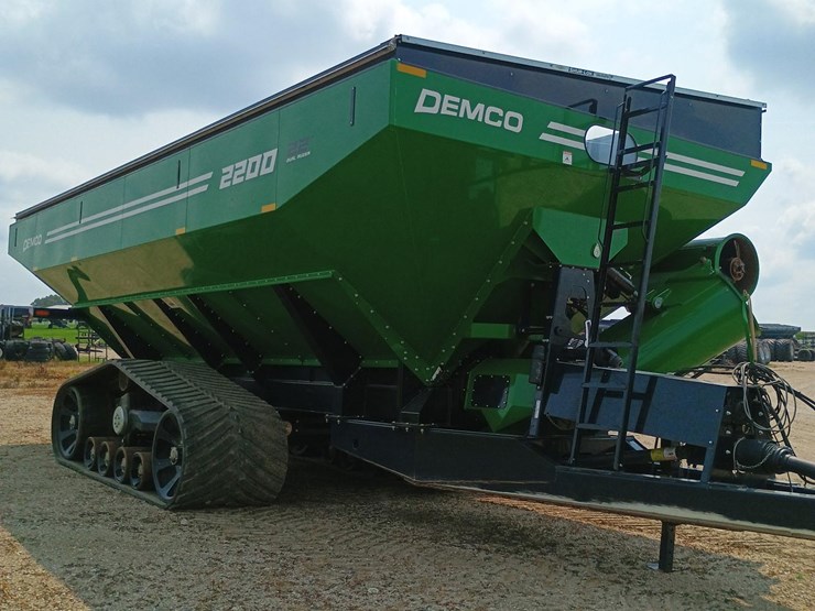 2022-demco-2200-grain-cart-image-3