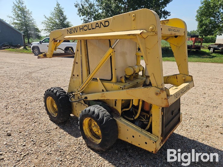 new-holland-l775-image-17