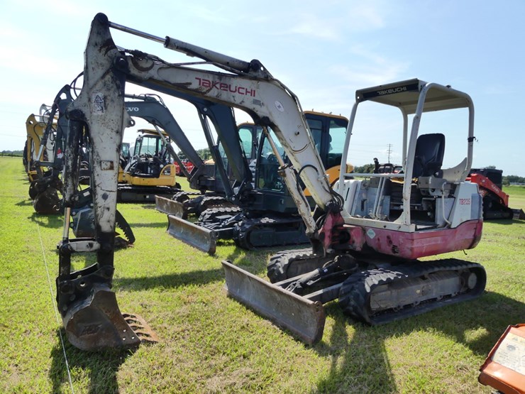 takeuchi-tb235-image-1