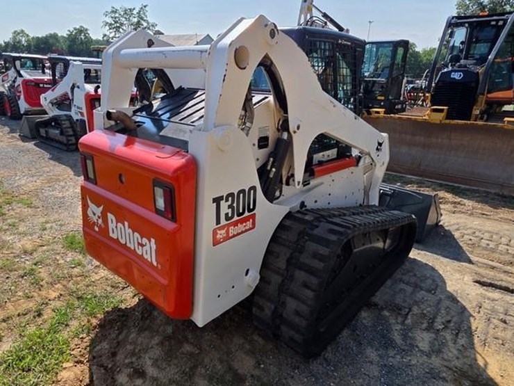 2010-bobcat-t300-image-3