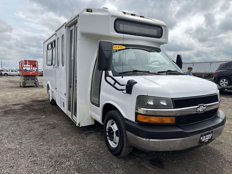 2010-chevrolet-express-g4500-image-4