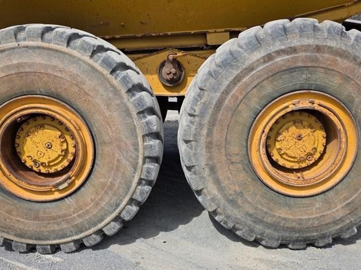 2011-caterpillar-740-image-19