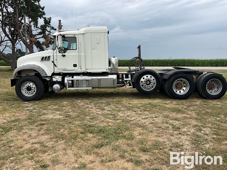 2015-mack-granite-gu713-image-8
