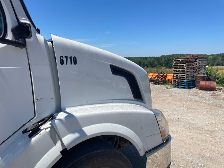 #120-•-2008-volvo-semi-tractor-(has-wi-title)-(whitelaw,-wi)-image-21