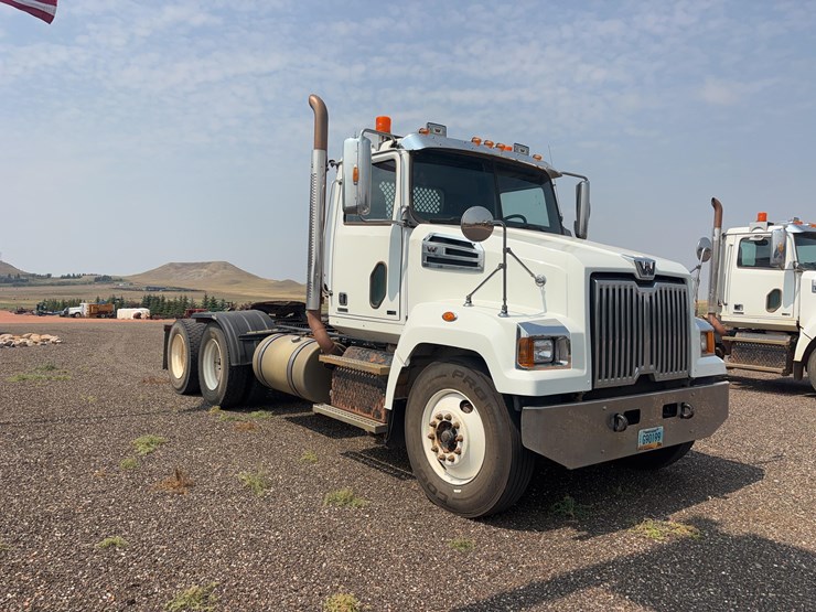 2015-western-star-w4700-semi-image-3