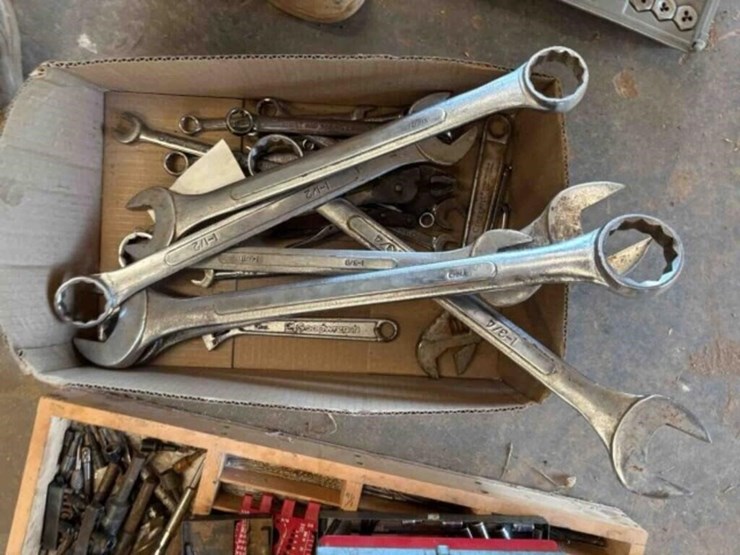assort-of-hand-tools-image-4