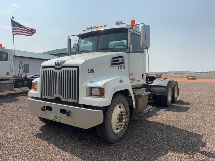 2015-western-star-w4700-semi-image-1