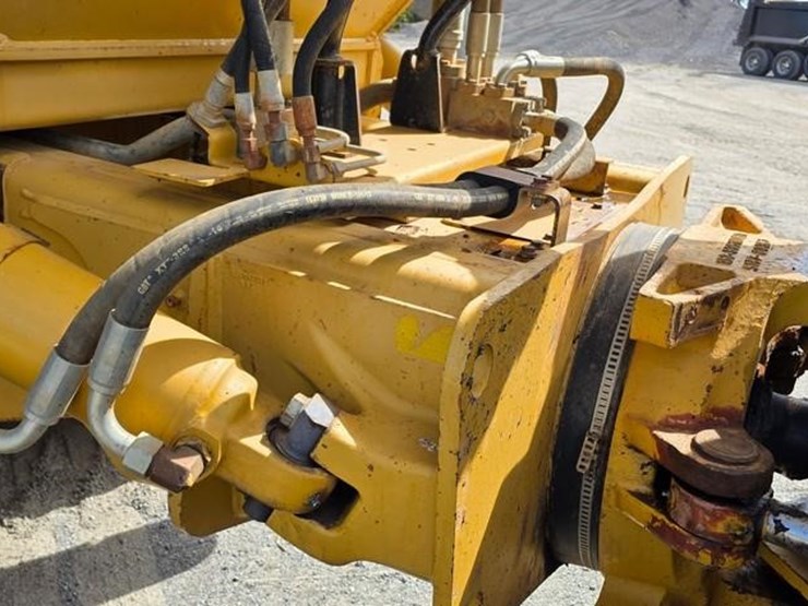 2011-caterpillar-740-image-34