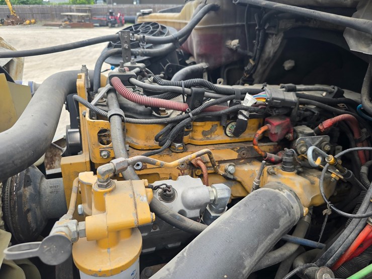 2006-freightliner-m2-106-image-28