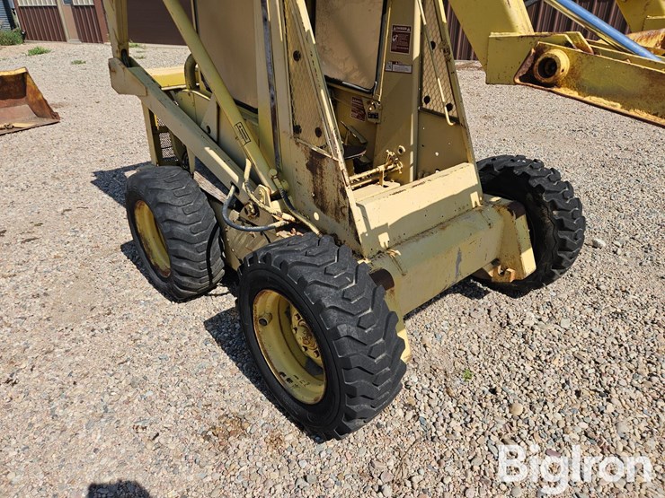 new-holland-l775-image-9