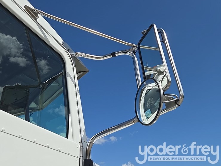 2012-peterbilt-348-image-77