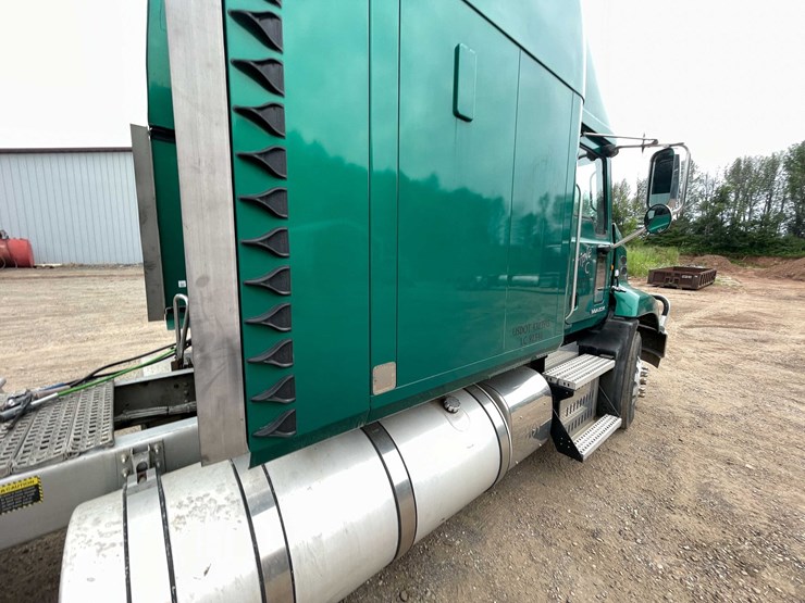 #114-•-2011-mack-semi-tractor-(has-wi-title)-(denmark,-wi)-image-45