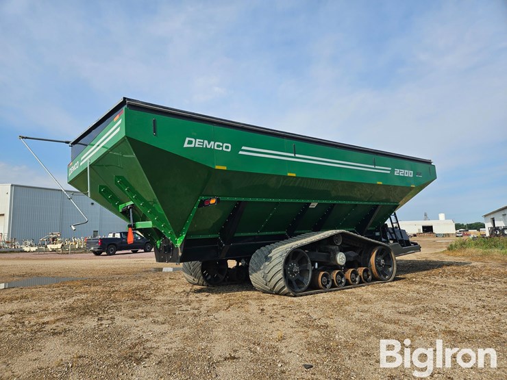 2022-demco-2200-grain-cart-image-5