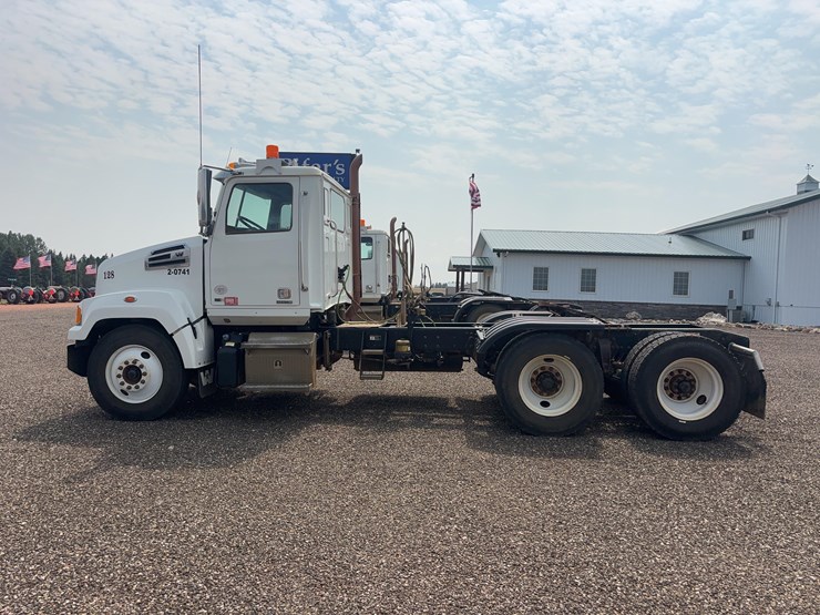 2015-western-star-w4700-semi-image-8