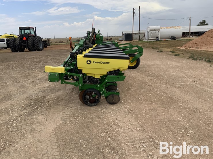 2020-john-deere-1725-image-4